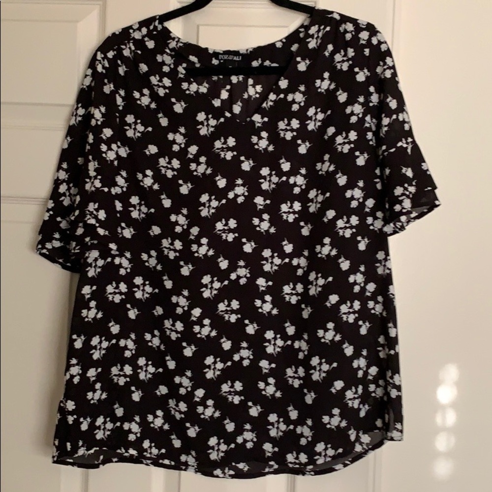 Roz and Ali, short sleeve, woven dress top.